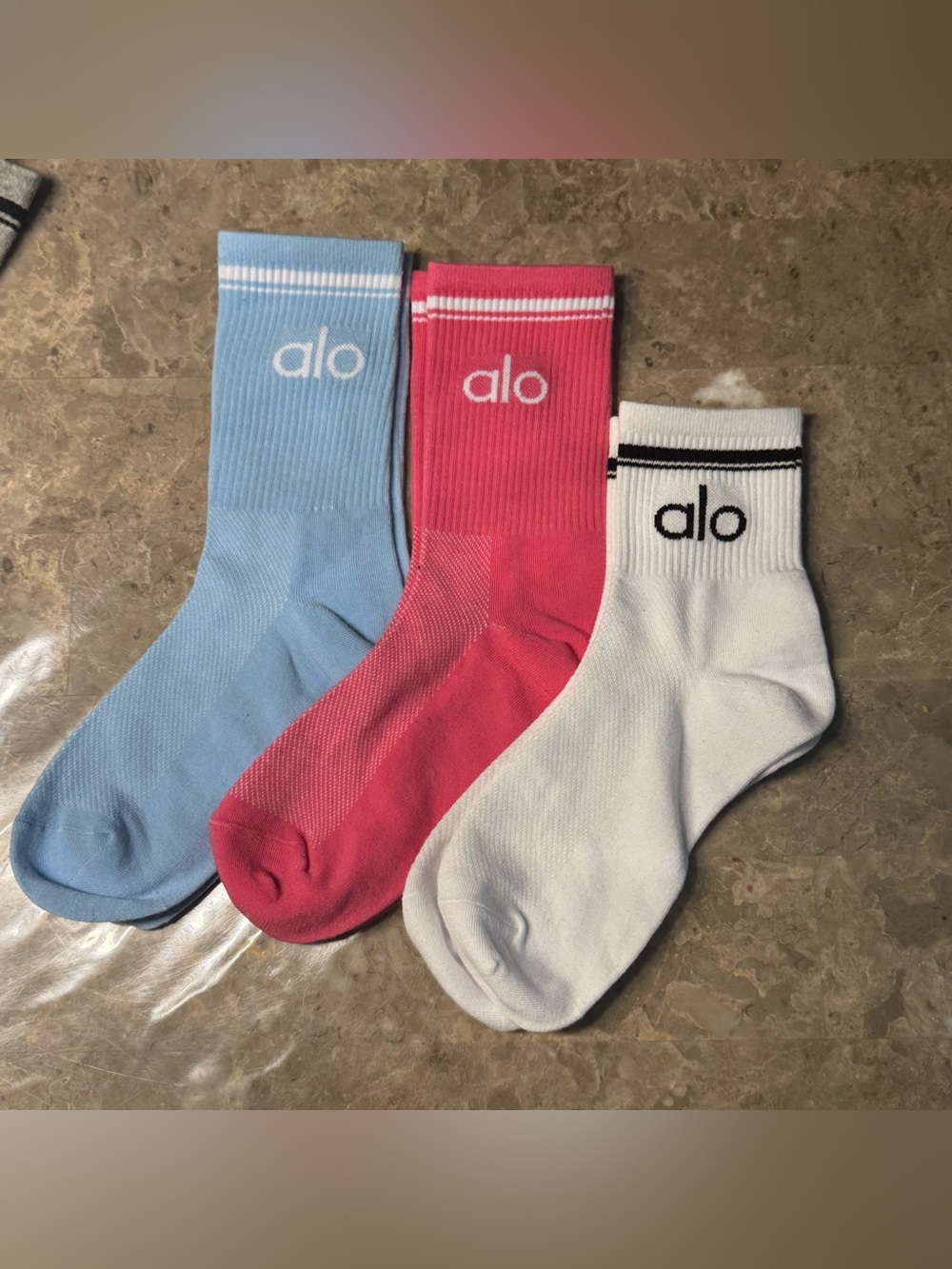 New Women’s Alo Socks
New with tags in its packaging
3 pairs 
Fits sizes 6-11